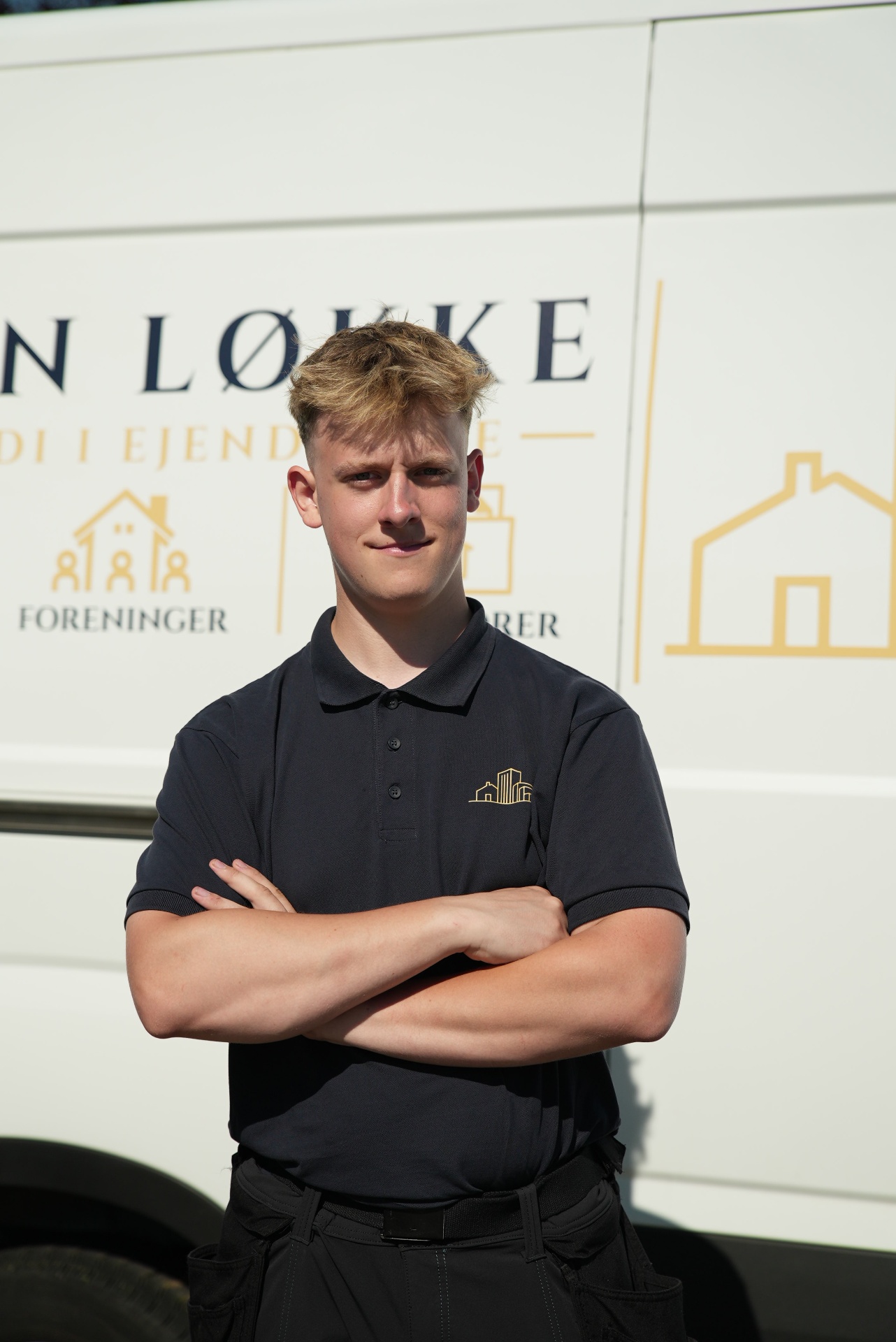 Silvester Løkke Pedersen fra Familien Løkke Ejendomsservice foran firmabilen