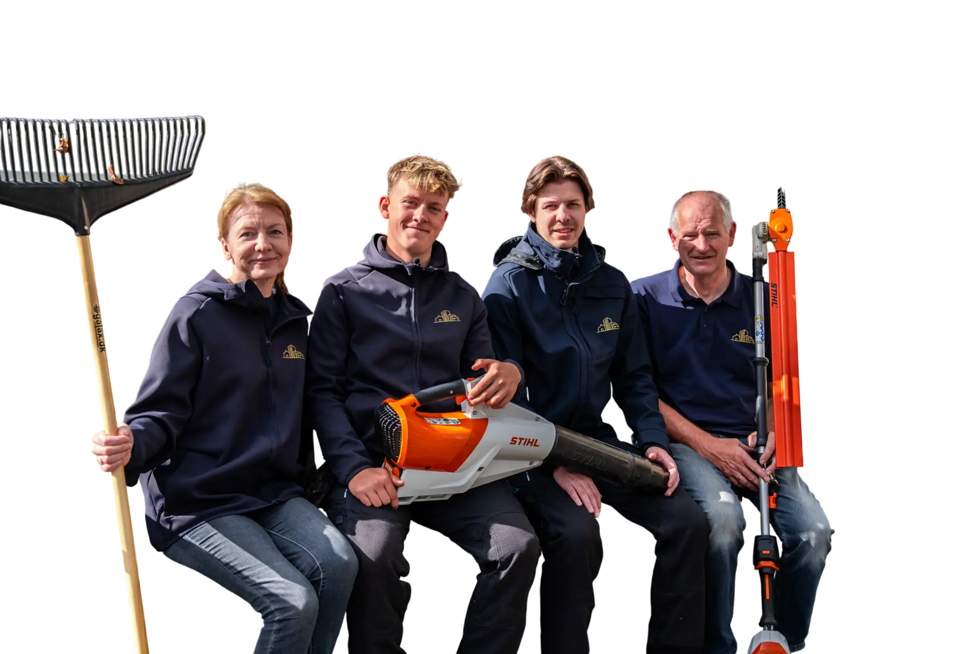 Familien Løkke samlet med deres arbejdsredskaber